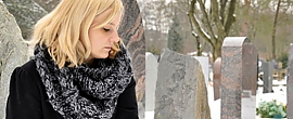 Traurig wirkende Frau auf Friedhof