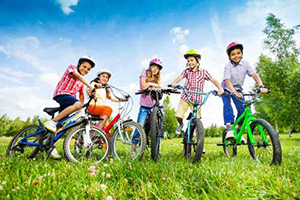Kinder mit bunten Helmen auf ihren Fahrrädern