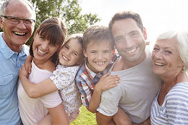 Familie liegt im Garten