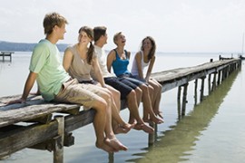 Junge Menschen am Meer Junge Menschen am Meer