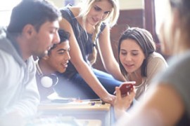 Jugendliche in der Berufsschule Jugendliche schauen gemeinsam auf ein Smartphone