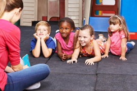 Frau liest Kindern vor Frau liest Kindern vor