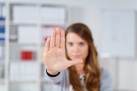 Sexuelle Belästigung am Arbeitsplatz Frau streckt flache Hand aus um Stop Gestik darzustellen