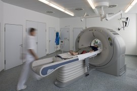 Computertomograf Medizinisches Personal befördert Patienten in den Computertomografien