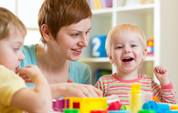 Kinder spielen im Kindergarten