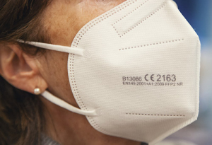 FFP2 Maske richtig tragen Frau trägt FFP2 Maske