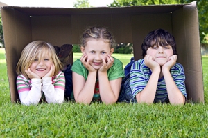 Kinder am Klettergerüst