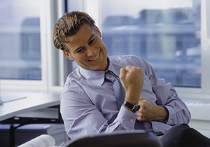Gut führen aus der Ferne Mann in Business Kleidung im Büro