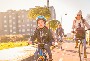 Familie mit Kind und Fahrrad in der Stadt Familie mit Kind und Fahrrad in der Stadt