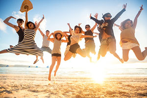 Junge Menschen am Strand