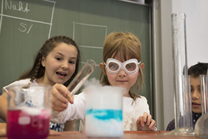 Kinder bei experimentieren