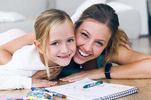 Mutter und Kind machen Hausaufgaben Mutter macht Hausaufgaben mit Kind