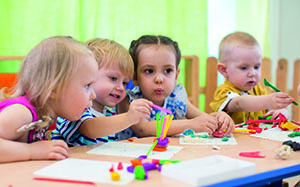 Kindergarten Kinder sitzen am Tisch