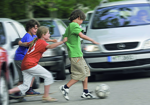 Kinder spielen mit Ball auf der Straße Kinder spielen auf der Straße