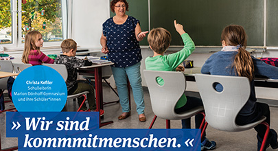 Lehrerin mit Kindern im Klassenraum