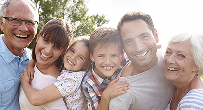 Familie mit Eltern, Kindern und Großeltern 